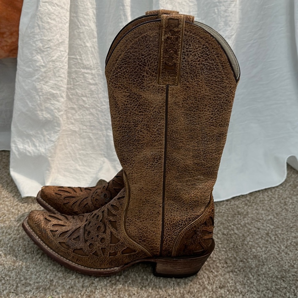 Beautiful detailed leather ariat boots